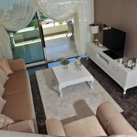 Nice With Shared Pools Near Beach And Center In Alanya